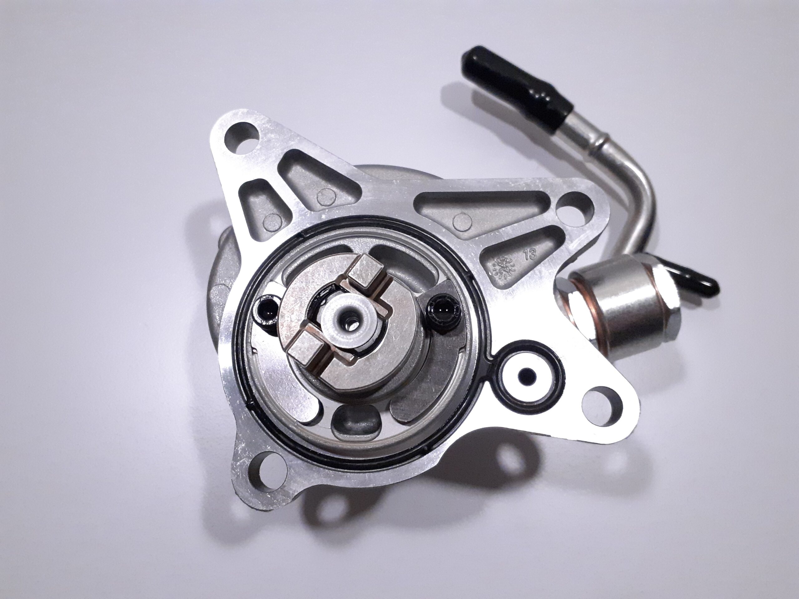 Mazda 2.2 SkyActiv vakuumo siurblys SH15-18-G00A
